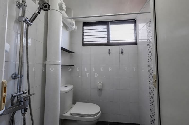 359 Clementi Avenue 2, 359 Clementi Avenue 2, 3 Bedrooms, 990 sqft, HDB Flat For Sale, by KOH YONG JIAN, 500164380 - Bathroom - PropertyGuru.com.sg