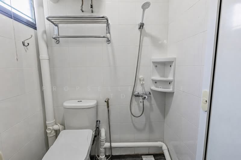 359 Clementi Avenue 2, 359 Clementi Avenue 2, 3 Bedrooms, 990 sqft, HDB Flat For Sale, by KOH YONG JIAN, 500164380 - Bathroom - PropertyGuru.com.sg