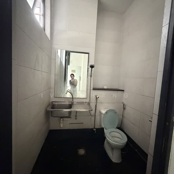 Woodlands Horizon, 31 Woodlands close, 1,722 sqft, Light Industrial (B1) For Rent, by Ivy Zhang Rui, 500164407 - Bathroom - CommercialGuru.com.sg