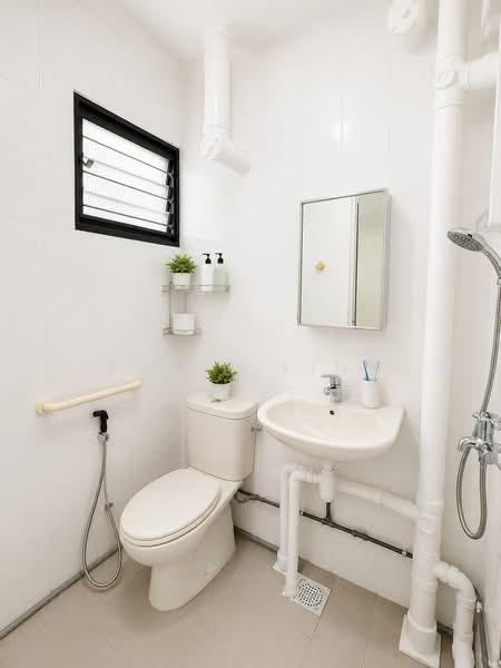 416 Bedok North Avenue 2, 416 Bedok North Avenue 2, 2 Bedrooms, 721 sqft, HDB Flat For Sale, by Brian Ying, 500164456 - Bathroom - PropertyGuru.com.sg