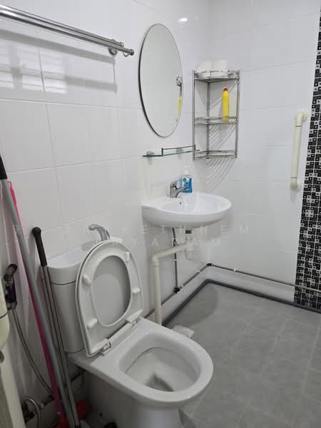 761 Yishun Street 72, 761 Yishun Street 72, 3 Bedrooms, 85 sqft, HDB Flat For Rent, by Jayrethnem Jayaram, 500164465 - Bathroom - PropertyGuru.com.sg