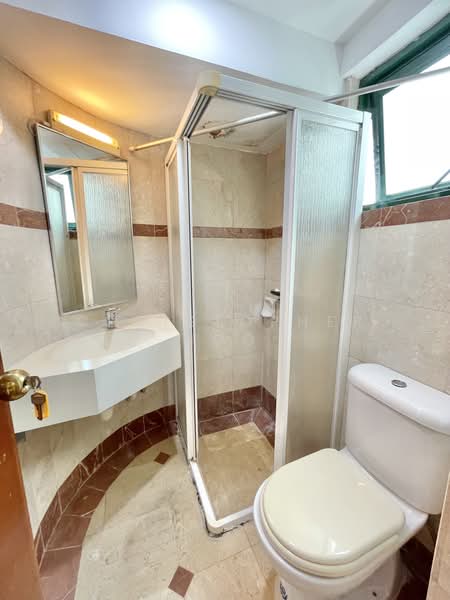 Surrey Court, 12 Surrey Court, 4 Bedrooms, 1,600 sqft, Condominium For Rent, by Christopher Ngo, 500164471 - Bathroom - PropertyGuru.com.sg
