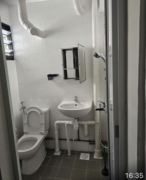 343 Clementi Avenue 5, 343 Clementi Avenue 5, 2 Bedrooms, 742 sqft, HDB Flat For Rent, by Alice Choo, 500164478 - Bathroom - PropertyGuru.com.sg
