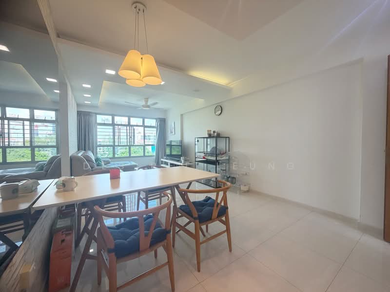 429B Yishun Avenue 11, 429B Yishun Avenue 11, 3 Bedrooms, 990 sqft, HDB Flat For Sale, by Desiree Leung, 500164510 - Living Room - PropertyGuru.com.sg