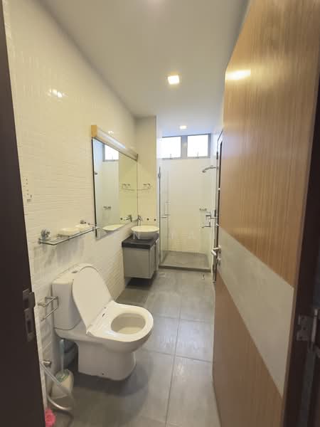 Landed at Bedok Road, , 5 Bedrooms, 4,000 sqft, Corner Terrace For Rent, by Jen Tan, 500164539 - Bathroom - PropertyGuru.com.sg