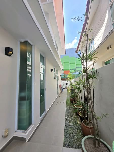 2.5 LEVEL SEMI-D AT TAVISTOCK AVENUE! MRT! BUILT 2010! GOOD VALUE!, Tavistock Avenue, 5 Bedrooms, 3,500 sqft, Semi-Detached House For Sale, by Joel Choy, 500164540 - PropertyGuru.com.sg