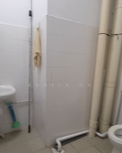 Wcega Plaza, 1 Bukit Batok Crescent, 958 sqft, Light Industrial (B1) For Sale, by Angela Oh, 500164566 - Bathroom - CommercialGuru.com.sg