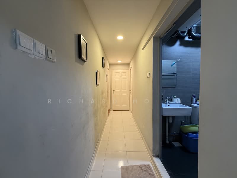 655 Senja Road, 655 Senja Road, 3 Bedrooms, 1,184 sqft, HDB Flat For Sale, by Richard Ho SW, 500164570 - Walkway to bedrooms - PropertyGuru.com.sg
