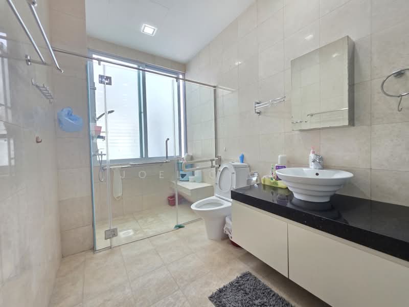 Tavistock MRT 3mins walk! Built year 2010! 2.5 Storey Semi-D Move in!, Tavistock Avenue, 5 Bedrooms, 3,500 sqft, Semi-Detached House For Sale, by Joel Choy, 500164582 - Bathroom - PropertyGuru.com.sg
