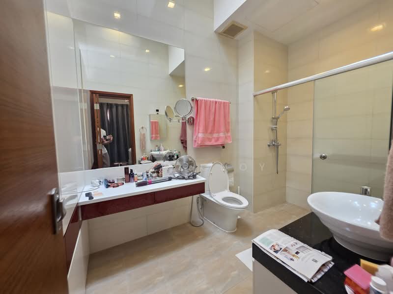 Tavistock MRT 3mins walk! Built year 2010! 2.5 Storey Semi-D Move in!, Tavistock Avenue, 5 Bedrooms, 3,500 sqft, Semi-Detached House For Sale, by Joel Choy, 500164582 - Bathroom - PropertyGuru.com.sg