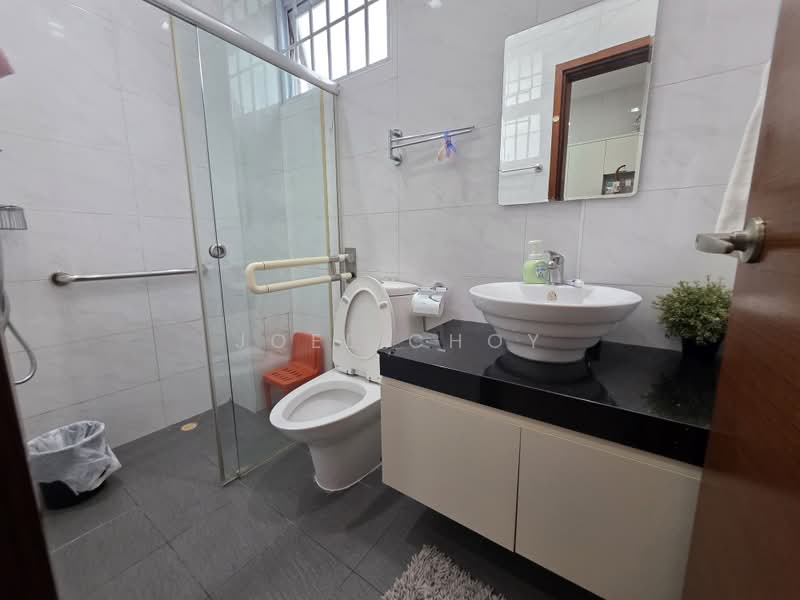 Tavistock MRT 3mins walk! Built year 2010! 2.5 Storey Semi-D Move in!, Tavistock Avenue, 5 Bedrooms, 3,500 sqft, Semi-Detached House For Sale, by Joel Choy, 500164582 - Bathroom - PropertyGuru.com.sg