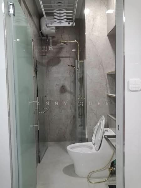 134 Edgedale Plains, 134 Edgedale Plains, 3 Bedrooms, 92 sqft, HDB Flat For Rent, by Tanny Quek, 500164584 - Bathroom - PropertyGuru.com.sg