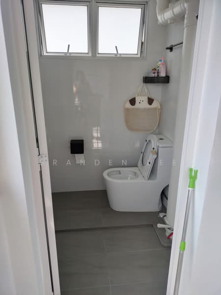 374 Clementi Avenue 4, 374 Clementi Avenue 4, Room Rental, 150 sqft, HDB Flat For Rent, by Branden Lee, 500164598 - Bathroom - PropertyGuru.com.sg
