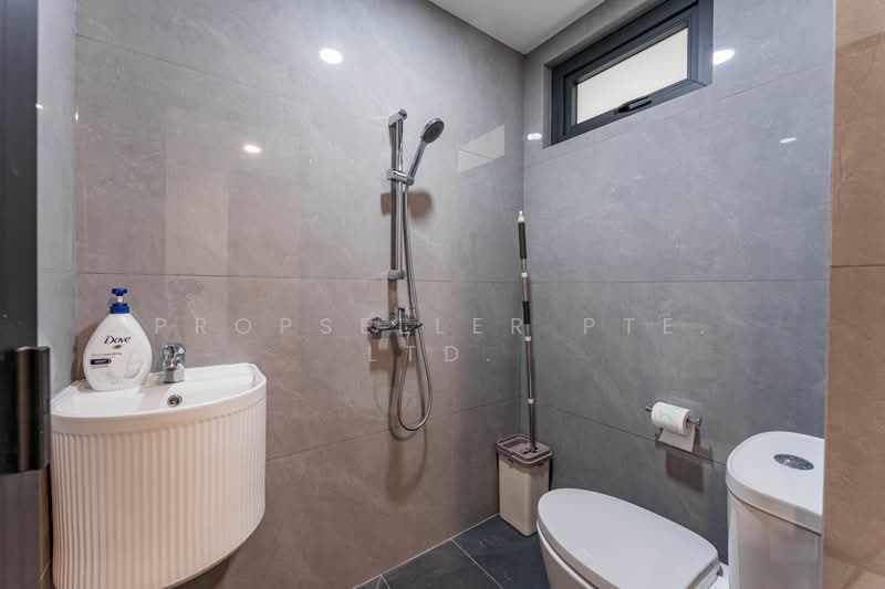 Jalan Kemuning, , 8 Bedrooms, 11,000 sqft, Semi-Detached House For Sale, by Warren Chan, 500164608 - Bathroom - PropertyGuru.com.sg