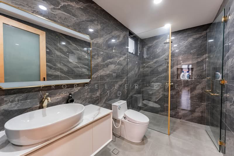 Jalan Kemuning, , 8 Bedrooms, 11,000 sqft, Semi-Detached House For Sale, by Warren Chan, 500164608 - Bathroom - PropertyGuru.com.sg