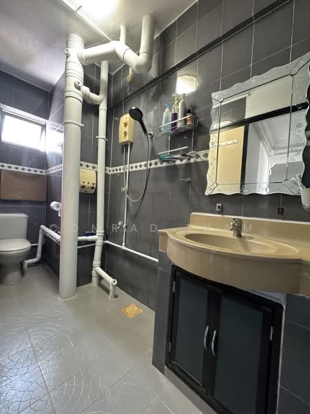 146 Tampines Avenue 5, 146 Tampines Avenue 5, 4 Bedrooms, 1,614 sqft, HDB Flat For Sale, by Conrad Tham, 500164618 - Bathroom - PropertyGuru.com.sg