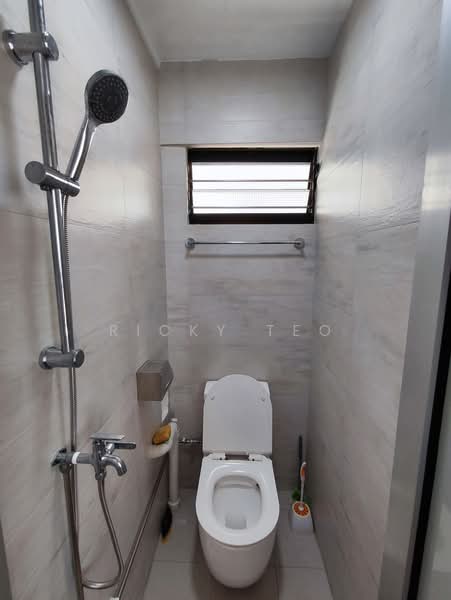 15 Ghim Moh Road, 15 Ghim Moh Road, 3 Bedrooms, 882 sqft, HDB Flat For Rent, by Ricky Teo, 500164659 - Bathroom - PropertyGuru.com.sg