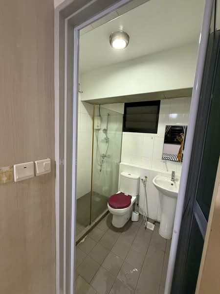 547C Segar Road, 547C Segar Road, 2 Bedrooms, 721 sqft, HDB Flat For Sale, by Hendra ., 500164667 - Bathroom - PropertyGuru.com.sg