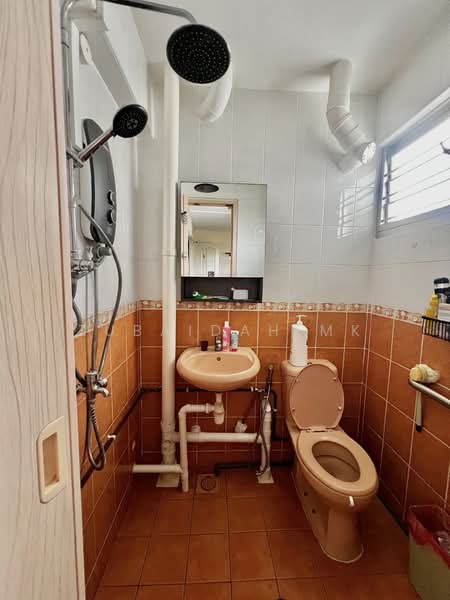 218 Marsiling Crescent, 218 Marsiling Crescent, 2 Bedrooms, 721 sqft, HDB Flat For Rent, by Zubaidah MK, 500164681 - Bathroom - PropertyGuru.com.sg