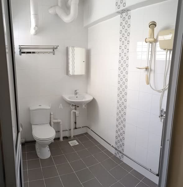 164 Bukit Batok Street 11, 164 Bukit Batok Street 11, 2 Bedrooms, 700 sqft, HDB Flat For Rent, by Jack Toh, 500164721 - Bathroom - PropertyGuru.com.sg