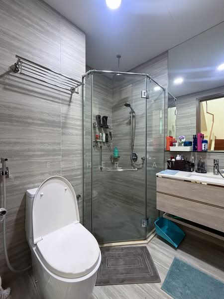 Alana, Sunrise Terrace, 4 Bedrooms, 3,057 sqft, Terraced House For Sale, by Esther Tan, 500164732 - Bathroom - PropertyGuru.com.sg