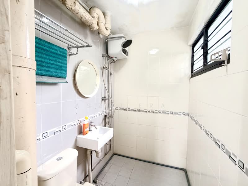 693 Hougang Street 61, 693 Hougang Street 61, 3 Bedrooms, 915 sqft, HDB Flat For Sale, by Aszri ERA, 500164762 - Bathroom - PropertyGuru.com.sg