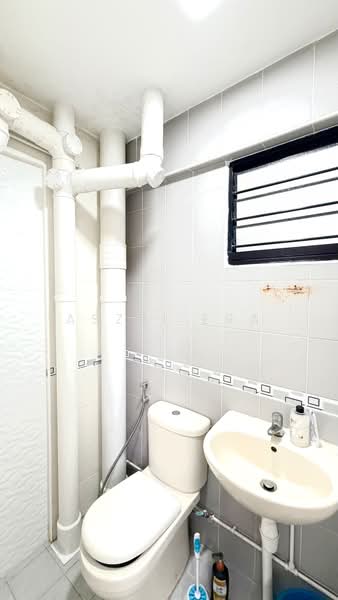 693 Hougang Street 61, 693 Hougang Street 61, 3 Bedrooms, 915 sqft, HDB Flat For Sale, by Aszri ERA, 500164762 - Bathroom - PropertyGuru.com.sg