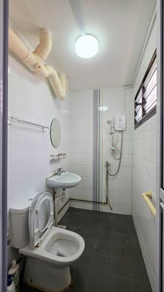 637 Hougang Avenue 8, 637 Hougang Avenue 8, 3 Bedrooms, 904 sqft, HDB Flat For Sale, by Felicia Tan Yi Jie, 500164764 - Bathroom - PropertyGuru.com.sg