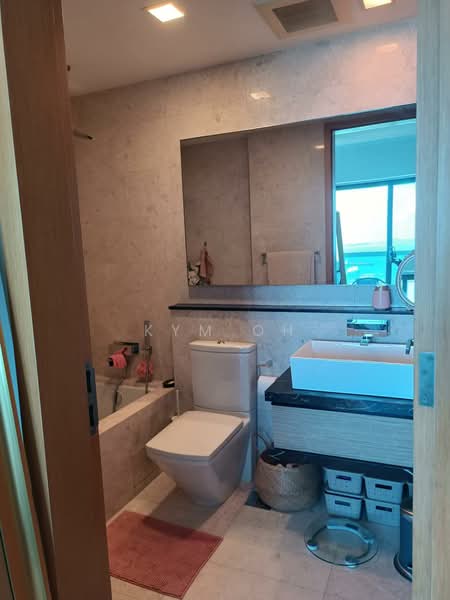 Marina Bay Residences, 18 Marina Boulevard, 2 Bedrooms, 1,076 sqft, Condominium For Rent, by Kym Oh, 500164781 - Bathroom - PropertyGuru.com.sg