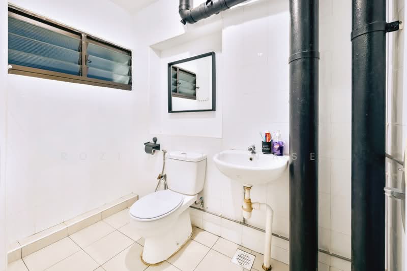 446 Choa Chu Kang Avenue 4, 446 Choa Chu Kang Avenue 4, 3 Bedrooms, 1,076 sqft, HDB Flat For Sale, by Rozi Faith Naser, 500164789 - Common Bathroom - PropertyGuru.com.sg