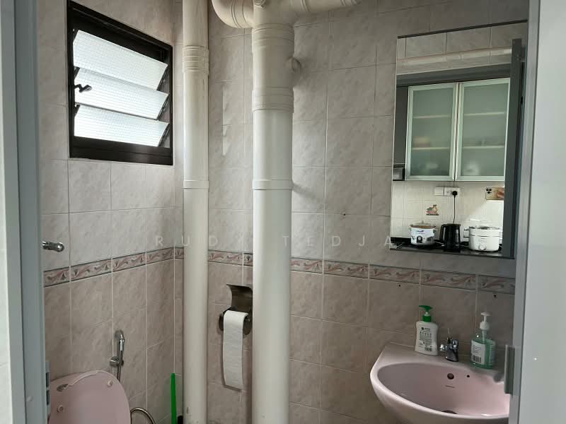 275D Jurong West Street 25, 275D Jurong West Street 25, Room Rental, 150 sqft, HDB Flat For Rent, by Rudy Tedja, 500164801 - Bathroom - PropertyGuru.com.sg