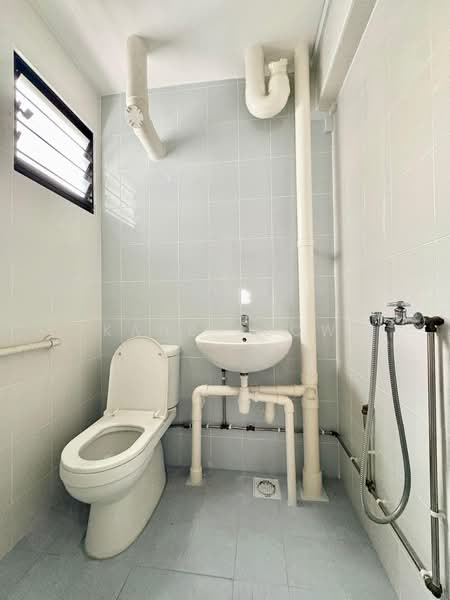 444 Ang Mo Kio Avenue 10, 444 Ang Mo Kio Avenue 10, 2 Bedrooms, 721 sqft, HDB Flat For Sale, by Kane Seow, 500164825 - Bathroom - PropertyGuru.com.sg