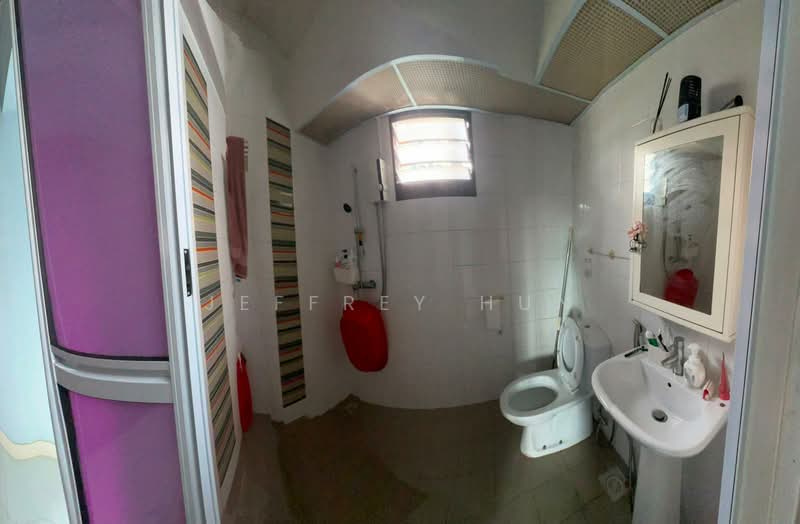 548B Segar Road, 548B Segar Road, 3 Bedrooms, 990 sqft, HDB Flat For Sale, by Jeffrey Hun, 500164850 - Bathroom - PropertyGuru.com.sg