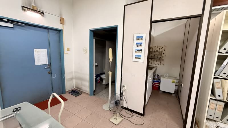 Woodlands Industrial Park E1, 21 Woodlands Industrial Park E1, 1,275 sqft, Light Industrial (B1) For Sale, by Daniel Zhang, 500164877 - Bathroom - CommercialGuru.com.sg
