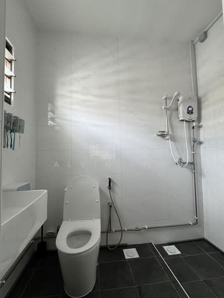 880 Woodlands Street 82, 880 Woodlands Street 82, 4 Bedrooms, 1,323 sqft, HDB Flat For Sale, by Alvin Loh, 500164878 - Master Bathroom - PropertyGuru.com.sg