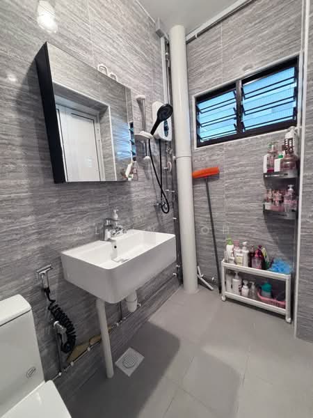 880 Woodlands Street 82, 880 Woodlands Street 82, 4 Bedrooms, 1,323 sqft, HDB Flat For Sale, by Alvin Loh, 500164878 - Common Bathroom - PropertyGuru.com.sg