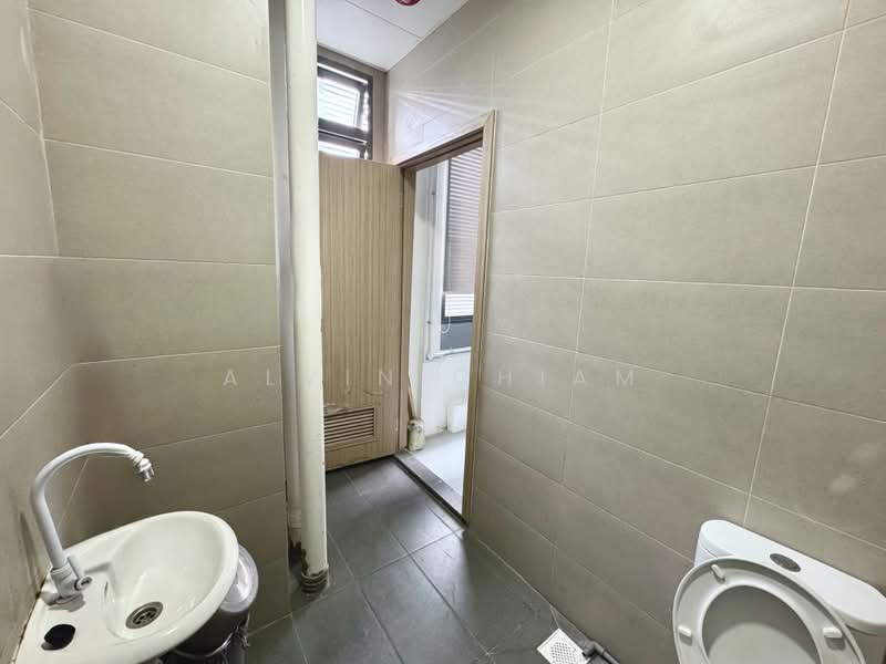 Polaris @ Woodlands, 101 Woodlands Avenue 12, 1,733 sqft, Factory / Workshop (B2) For Sale, by Alvin Chiam, 500164901 - Bathroom - CommercialGuru.com.sg