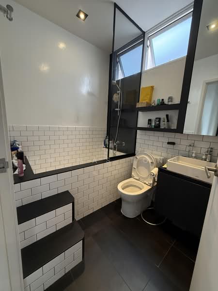 The Tampines Trilliant, 21 Tampines Central 7, 4 Bedrooms, 1,991 sqft, Executive Condominium For Sale, by Thomas Tong, 500164922 - Bathroom - PropertyGuru.com.sg