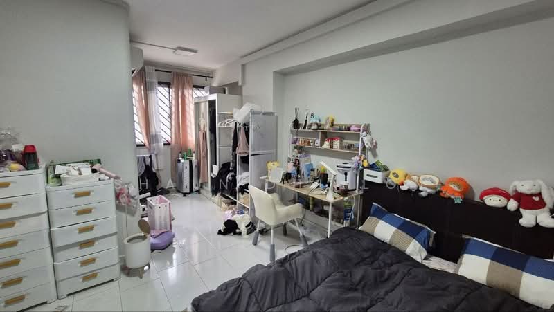 402 Choa Chu Kang Avenue 3, 402 Choa Chu Kang Avenue 3, 3 Bedrooms, 1,120 sqft, HDB Flat For Rent, by Shaun Dhillon, 500164939 - Master Bedroom - PropertyGuru.com.sg