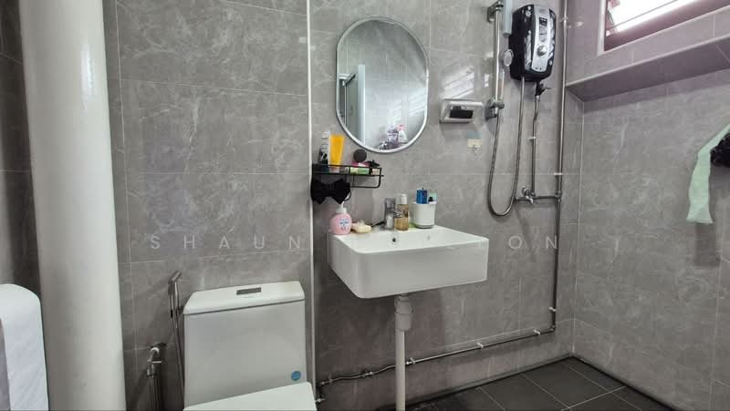 402 Choa Chu Kang Avenue 3, 402 Choa Chu Kang Avenue 3, 3 Bedrooms, 1,120 sqft, HDB Flat For Rent, by Shaun Dhillon, 500164939 - Bathroom - PropertyGuru.com.sg