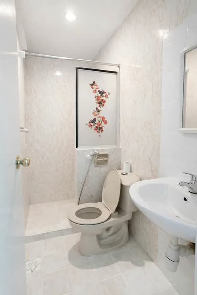 West Bay Condo, 50 West Coast Crescent, 4 Bedrooms, 872 sqft, Condominium For Rent, by Isaac Lin, 500164975 - Bathroom - PropertyGuru.com.sg