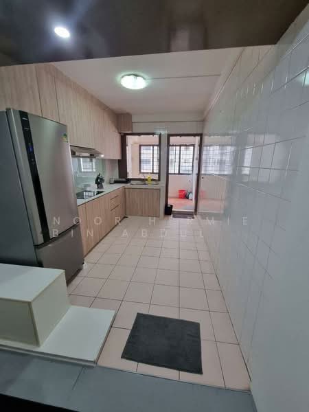 874 Woodlands Street 82, 874 Woodlands Street 82, 3 Bedrooms, 1,195 sqft, HDB Flat For Sale, by Noor Hermie Bin Abdul Malek, 500164978 - Kitchen - PropertyGuru.com.sg
