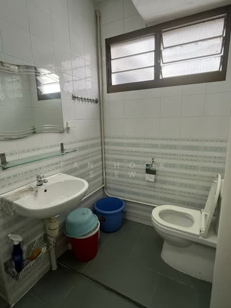606 Clementi West Street 1, 606 Clementi West Street 1, 3 Bedrooms, 1,281 sqft, HDB Flat For Rent, by Tan Hock Siew, 500165006 - Bathroom - PropertyGuru.com.sg