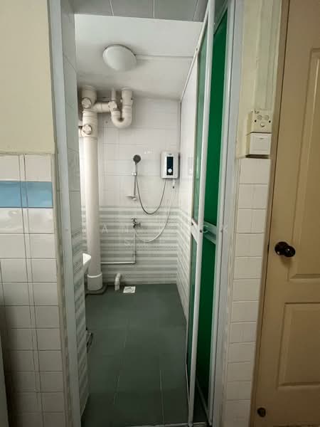 606 Clementi West Street 1, 606 Clementi West Street 1, 3 Bedrooms, 1,281 sqft, HDB Flat For Rent, by Tan Hock Siew, 500165006 - Bathroom - PropertyGuru.com.sg