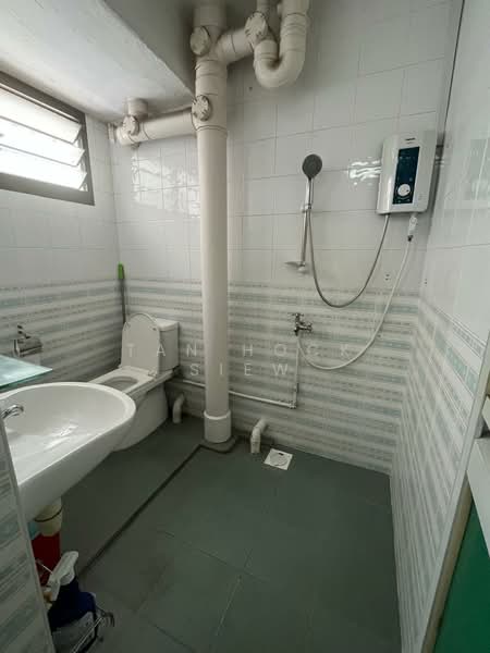 606 Clementi West Street 1, 606 Clementi West Street 1, 3 Bedrooms, 1,281 sqft, HDB Flat For Rent, by Tan Hock Siew, 500165006 - Bathroom - PropertyGuru.com.sg