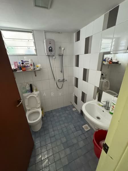 469B Sengkang West Way, 469B Sengkang West Way, 4 Bedrooms, 1,216 sqft, HDB Flat For Sale, by Gary Lee, 500165026 - Bathroom - PropertyGuru.com.sg