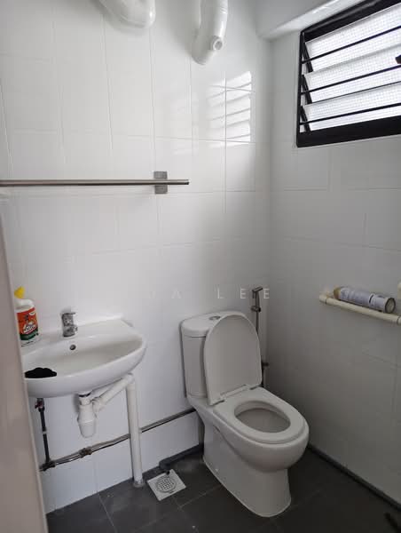 657 Hougang Avenue 8, 657 Hougang Avenue 8, 3 Bedrooms, 1,291 sqft, HDB Flat For Rent, by Ada Lee, 500165157 - Bathroom - PropertyGuru.com.sg