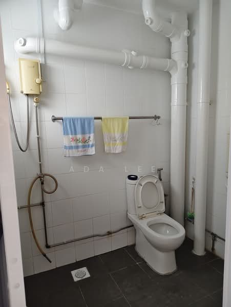 657 Hougang Avenue 8, 657 Hougang Avenue 8, 3 Bedrooms, 1,291 sqft, HDB Flat For Rent, by Ada Lee, 500165157 - Bathroom - PropertyGuru.com.sg