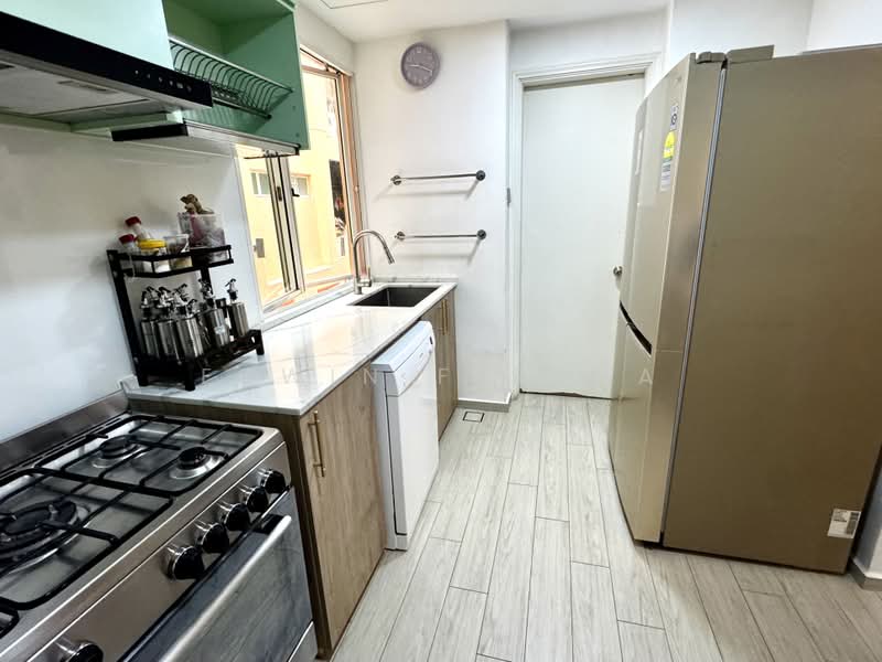 Seletar Springs Condominium, 102 Gerald Drive, 3 Bedrooms, 1,582 sqft, Condominium For Sale, by Edwin Ferroa, 500165160 - Kitchen - PropertyGuru.com.sg