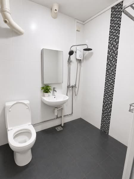917 Jurong West Street 91, 917 Jurong West Street 91, 2 Bedrooms, 786 sqft, HDB Flat For Sale, by Julia Han, 500165171 - Bathroom - PropertyGuru.com.sg